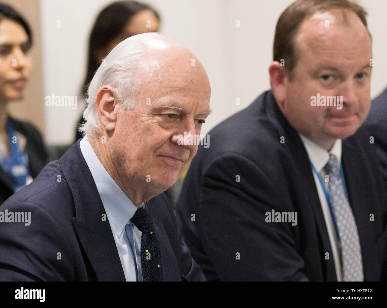 Ginevra, Svizzera. 30 Mar, 2017. L inviato speciale dell ONU per la Siria Staffan de Mistura (L) partecipa a una riunione di Intra-Syria i colloqui di pace con la Siria opposizione della delegazione presso il Palais des Nations a Ginevra, Svizzera, 30 marzo 2017. Credito: piscina/Xu Jinquan/Xinhua/Alamy Live News Foto Stock