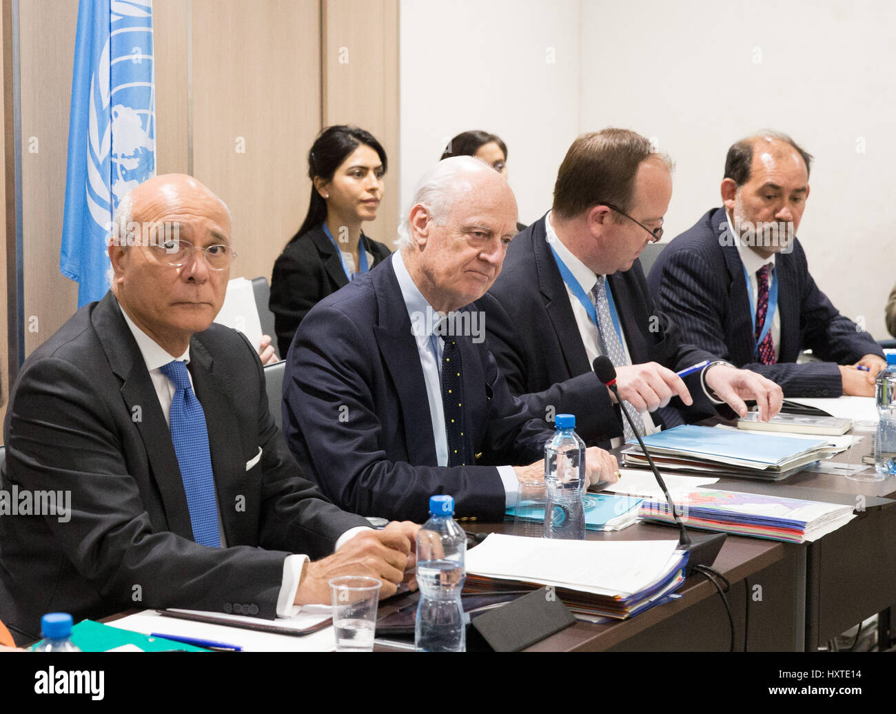 Ginevra, Svizzera. 30 Mar, 2017. L inviato speciale dell ONU per la Siria Staffan de Mistura (2a L, anteriore) partecipa a una riunione di Intra-Syria i colloqui di pace con la Siria opposizione della delegazione presso il Palais des Nations a Ginevra, Svizzera, 30 marzo 2017. Credito: piscina/Xu Jinquan/Xinhua/Alamy Live News Foto Stock