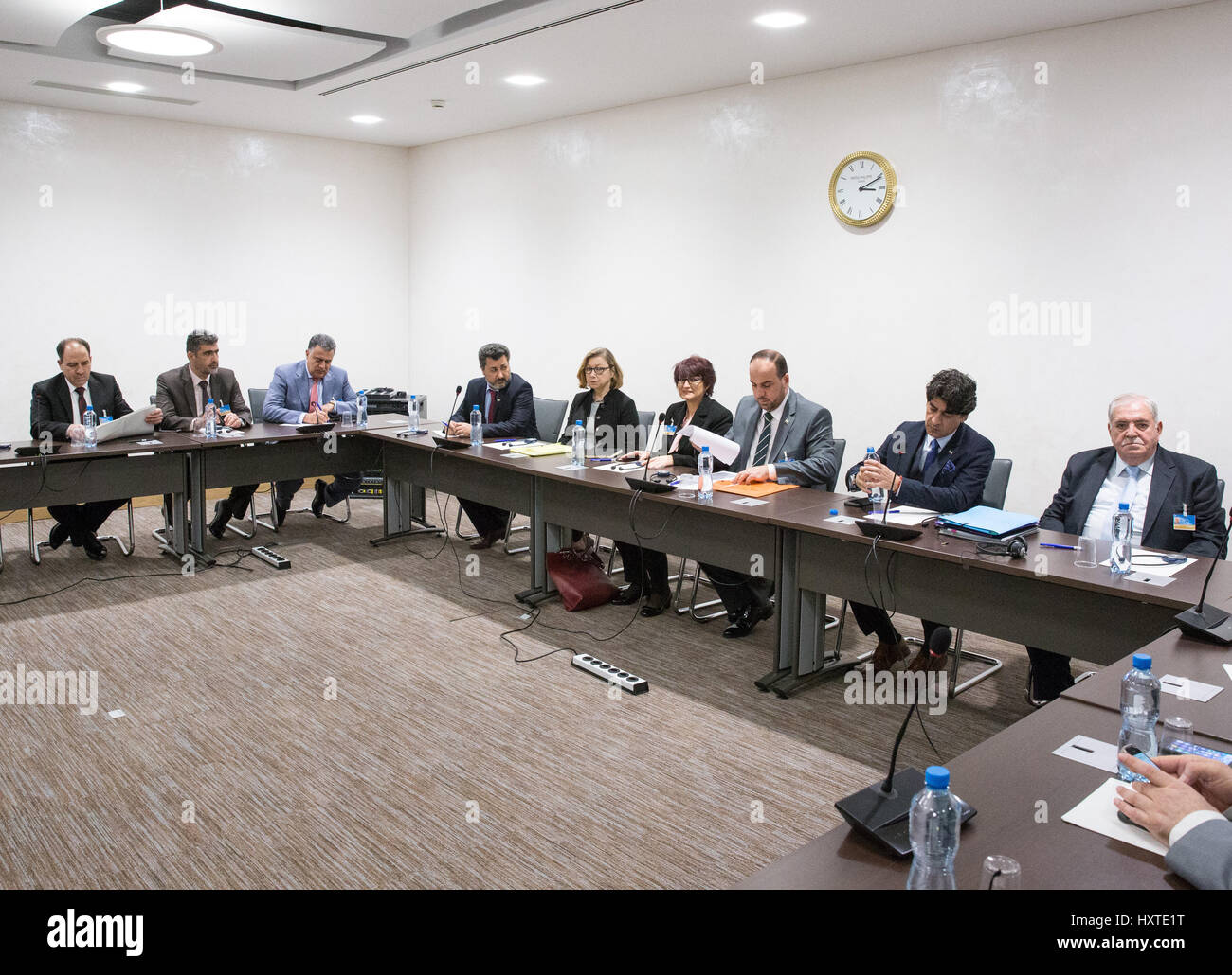 Ginevra, Svizzera. 30 Mar, 2017. Membri della Siria opposizione della delegazione partecipare ad un incontro di Intra-Syria i colloqui di pace con l inviato speciale dell ONU per la Siria Staffan de Mistura (invisibile) presso il Palais des Nations a Ginevra, Svizzera, 30 marzo 2017. Credito: piscina/Xu Jinquan/Xinhua/Alamy Live News Foto Stock