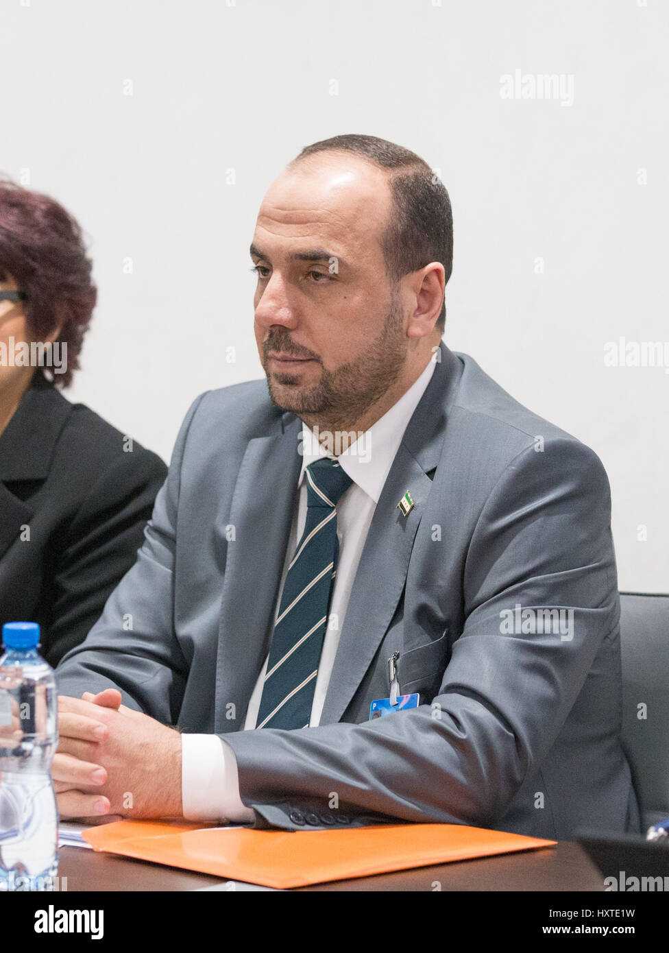 Ginevra, Svizzera. 30 Mar, 2017. La siria opposizione del capo delegazione Nasr al-Hariri partecipa a una riunione di Intra-Syria i colloqui di pace con l inviato speciale dell ONU per la Siria Staffan de Mistura al Palais des Nations a Ginevra, Svizzera, 30 marzo 2017. Credito: piscina/Xu Jinquan/Xinhua/Alamy Live News Foto Stock