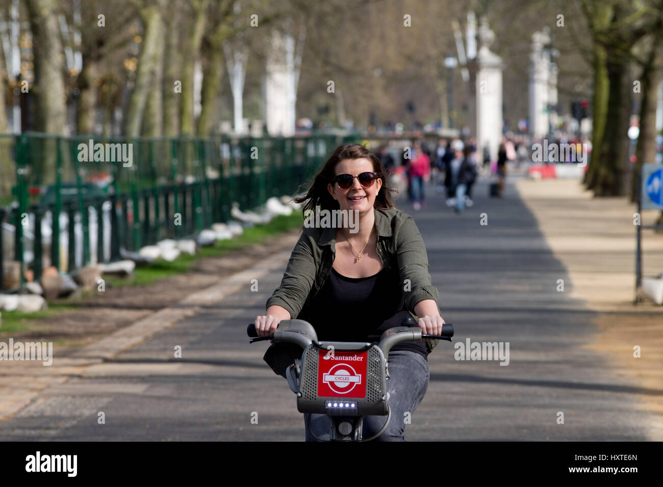 Londra, Regno Unito. 30 Mar, 2017. Le persone che si godono il bel tempo in Hyde Park, Londra. Credito: Sebastian Remme/Alamy Live News Foto Stock