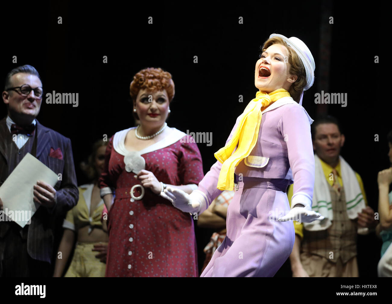 Londra, Regno Unito. 30 Mar, 2017. Pic mostra: 42nd Street show al Theatre Royal Drury Lane starring Stuart Neal come Billy Lawler (Controllare jumper) e Clare Halse come Peggy Sawyer (rosa abito) Pic da Gavin Rodgers/Pixel 8000 Ltd Credit: Gavin Rodgers/Alamy Live News Foto Stock