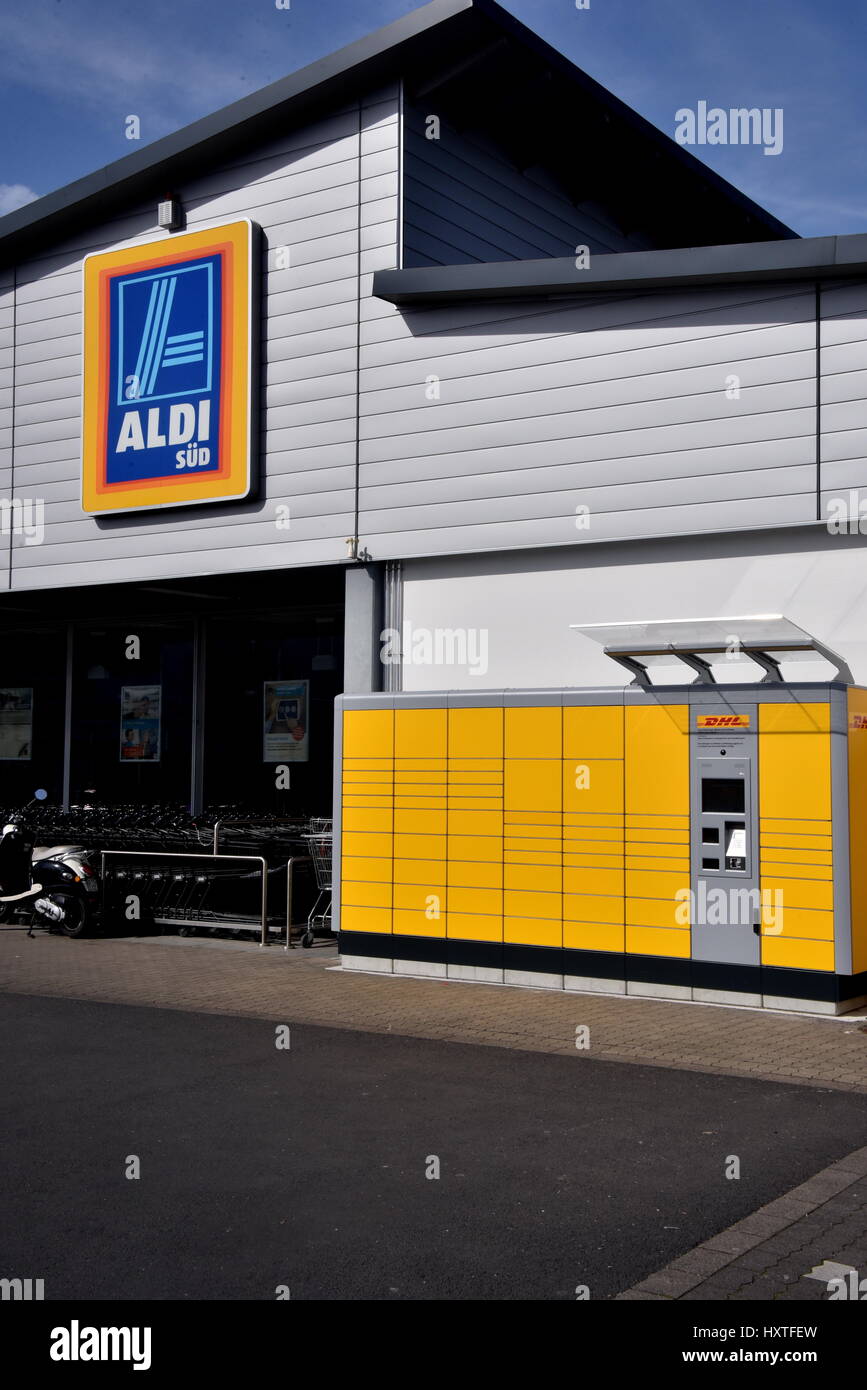 Colonia, Germania. 26 Mar, 2017. Un DHL stazione pick-up al di fuori di un supermercato Aldi a Colonia, Germania, 26 marzo 2017. - Nessun filo SERVICE - foto: Horst Galuschka/dpa/Alamy Live News Foto Stock