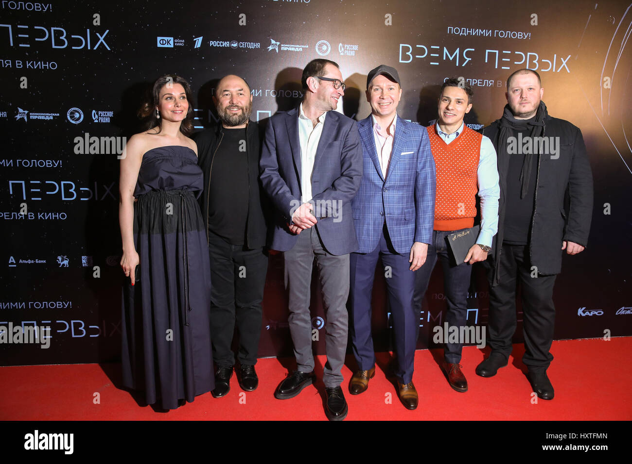 Mosca, Russia. 29 Mar, 2017. L'attrice Alexander Ursulyak, produttore di Timur Bekmambetov, attori Konstantin Khabensky, Yevgeny Mironov, Alexander Novin e regista Dmitry Kiselyov (da sinistra a destra) alla premiere di Dmitry Kiselyov del film "La prima volta film circa il primo mai spacewalk eseguita dal cosmonauta sovietico Alexei Leonov al KARO 11 Oktyabr Cinema. Credito: Victor Vytolskiy/Alamy Live News Foto Stock