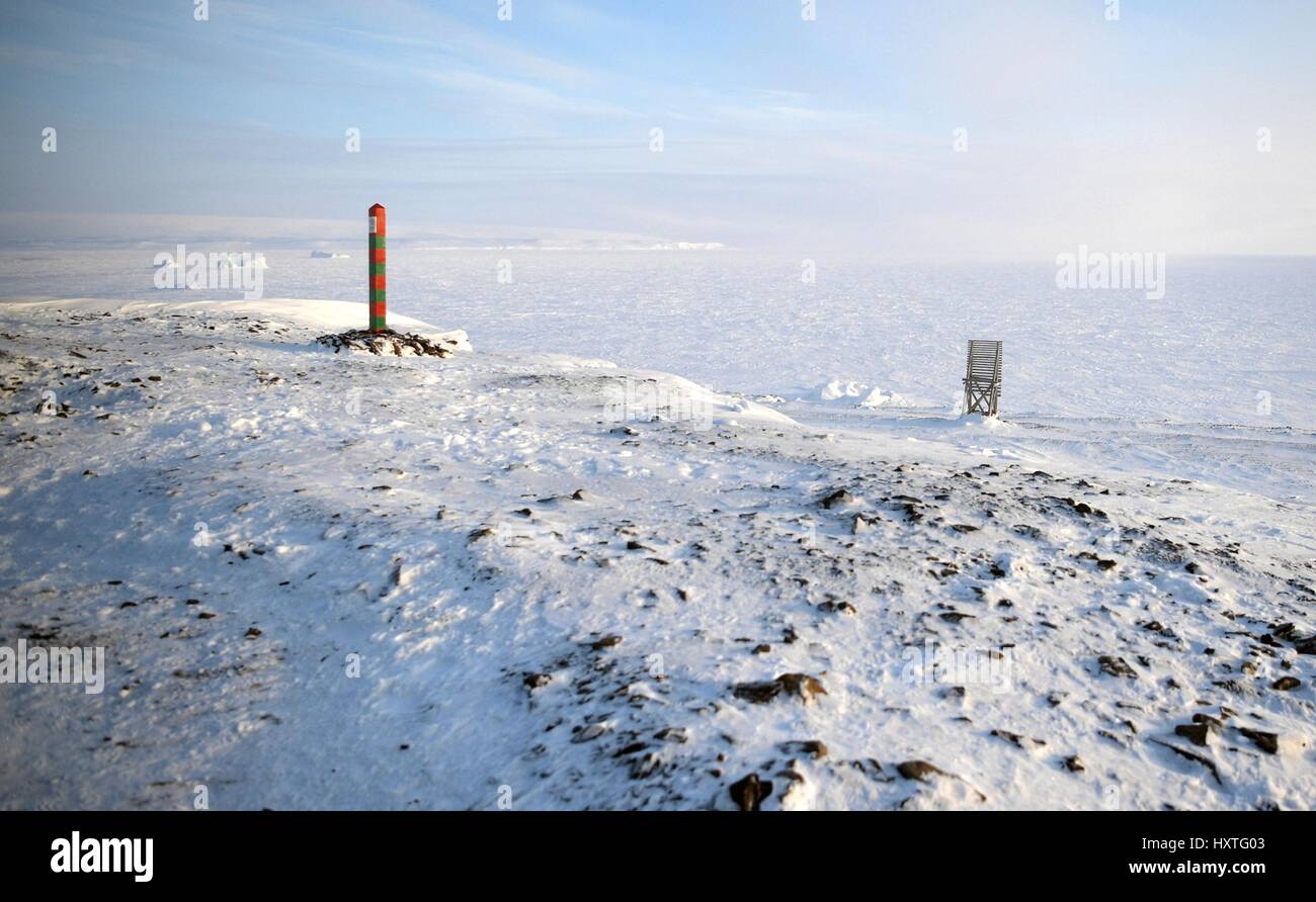 Alexandra Terra, Russia. 29 Mar, 2017. Un polo a righe segna il confine a Severnaya Bay sulla terra Alexandra Marzo 29, 2017 in Franz Josef Land arcipelago, Russia. Il presidente russo Vladimir Putin è in visita al remote isole artiche per promuovere il russo rivendicazioni alle regioni delle risorse naturali. Credito: Planetpix/Alamy Live News Foto Stock