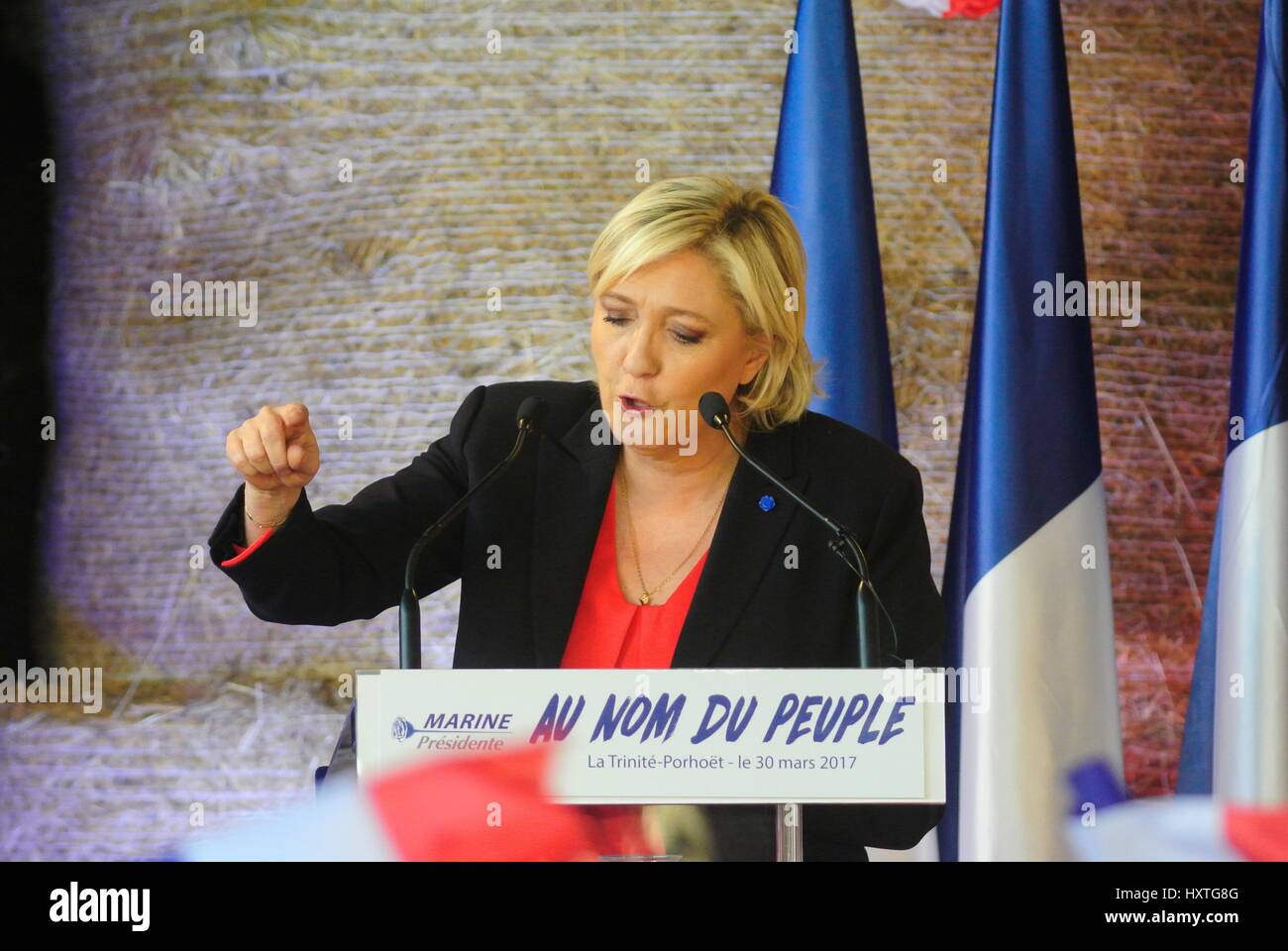 La Trinite-Porhoet, Brittany, Francia. 30 Mar, 2017. Front National francese candidato presidenziale Marine Le Pen indirizzi bretone rurali europee durante la sua campagna presidenziale di credito: Luca Peters/Alamy Live News Foto Stock