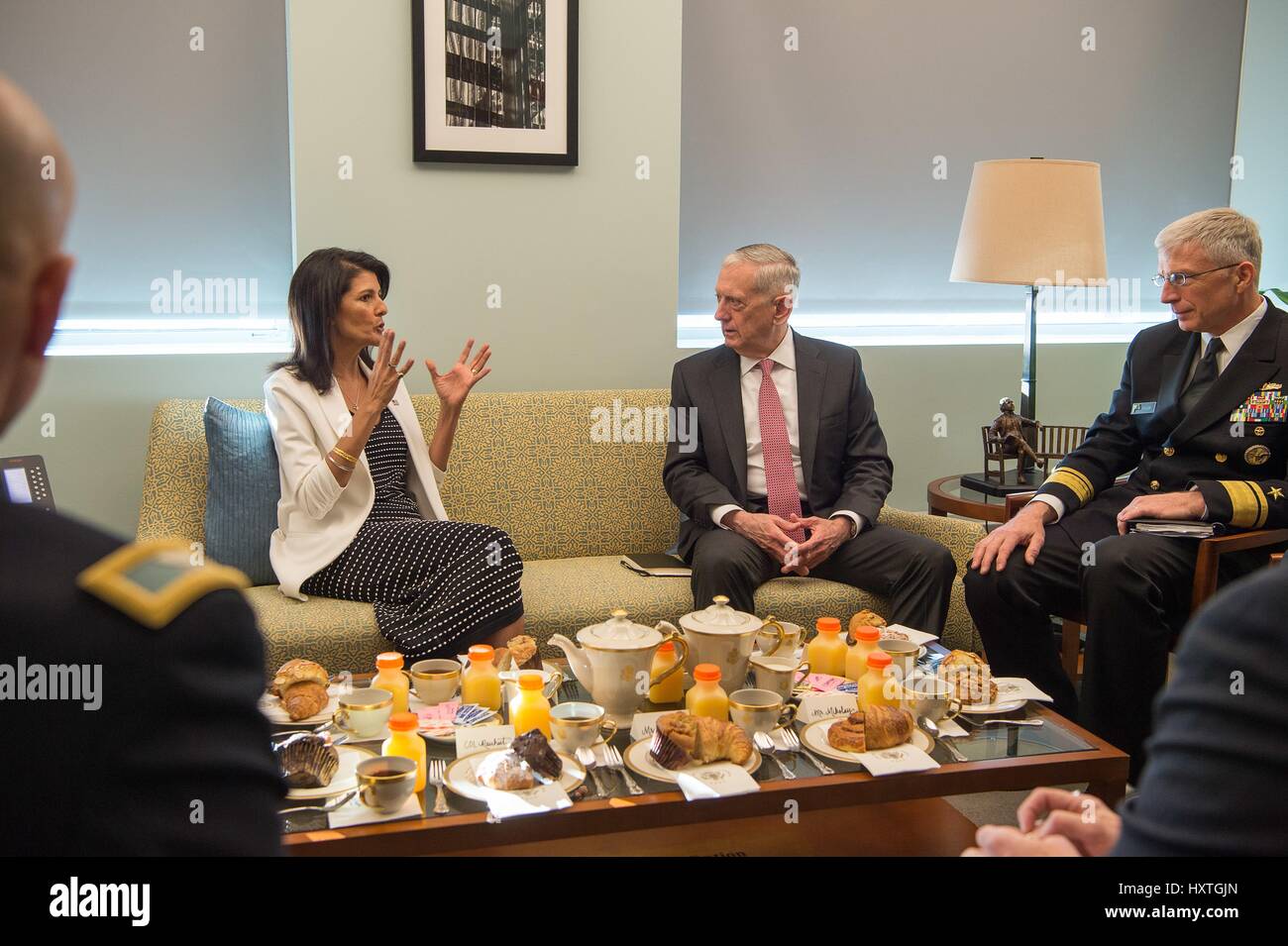 Stati Uniti Il Segretario della Difesa Jim Mattis parla con ambasciatore presso le Nazioni Unite Nikki Haley, centro, durante una visita alla sede delle Nazioni Unite il 30 marzo 2017 nella città di New York, N.Y. Foto Stock