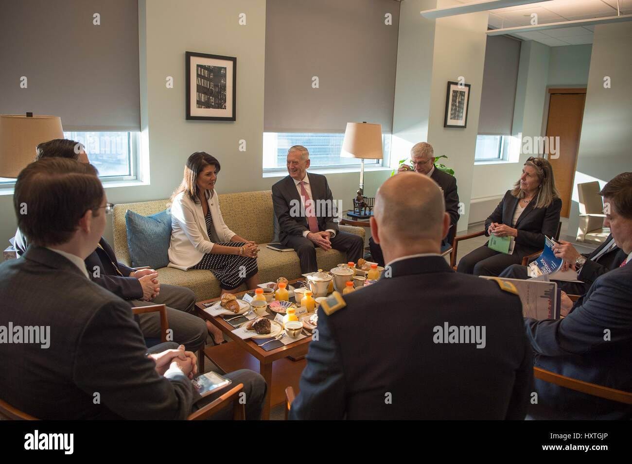 Stati Uniti Il Segretario della Difesa Jim Mattis parla con ambasciatore presso le Nazioni Unite Nikki Haley, centro, durante una visita alla sede delle Nazioni Unite il 30 marzo 2017 nella città di New York, N.Y. Foto Stock