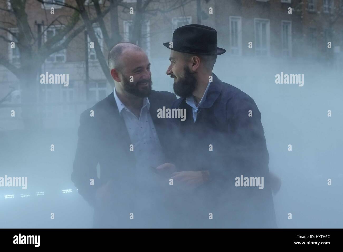 Londra: 30 marzo 2017. Il giorno più caldo dell'anno finora dove la temperatura a Londra ha raggiunto 22c visitatori cool off e interagire con l'installazione 'London Fog (2017)' dall'artista giapponese Fujiko Nakaya alla Tate Modern. : Credito claire doherty Alamy/Live News. Foto Stock