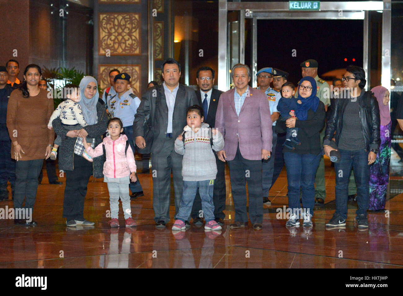 Kuala Lumpur, Malesia. 31 Mar, 2017. Malaysian Ministro degli Esteri Anifah Aman (terza R F) pone per le foto con il filamento cittadini malesi nella Repubblica popolare democratica di Corea al loro arrivo in un aeroporto di Kuala Lumpur in Malesia, il 31 marzo 2017. Repubblica democratica popolare di Corea detto tardi giovedì ha raggiunto un accordo con la Malesia la disputa sul decesso di un cittadino della Repubblica popolare democratica di Corea a Kuala Lumpur il mese scorso. Credito: Chong Voon Chung/Xinhua/Alamy Live News Foto Stock