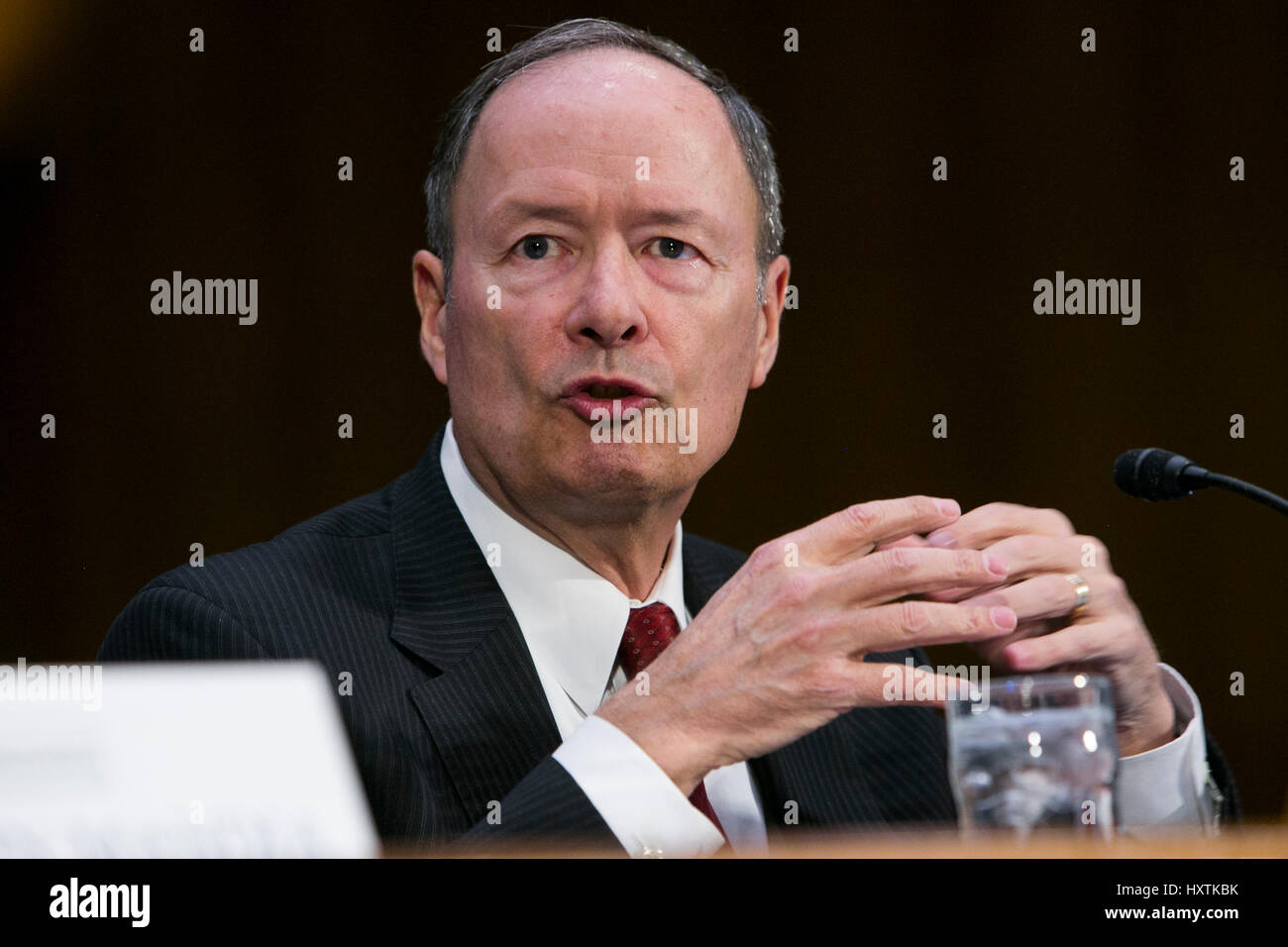 Washington DC, Stati Uniti d'America. Il 31 marzo 2017. Ex direttore della National Security Agency (NSA) Keith Alexander, testimonia durante un Senato Comitato di selezione sulla Intelligence audizione sul russo attività di Intelligence durante le elezioni americane a Washington D.C. il 30 marzo 2017. Credito: Kristoffer Tripplaar/Alamy Live News Foto Stock
