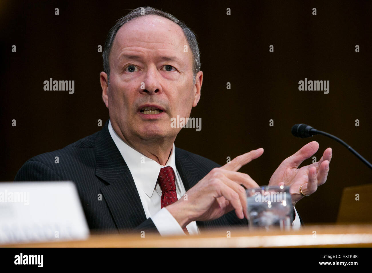 Washington DC, Stati Uniti d'America. Il 31 marzo 2017. Ex direttore della National Security Agency (NSA) Keith Alexander, testimonia durante un Senato Comitato di selezione sulla Intelligence audizione sul russo attività di Intelligence durante le elezioni americane a Washington D.C. il 30 marzo 2017. Credito: Kristoffer Tripplaar/Alamy Live News Foto Stock