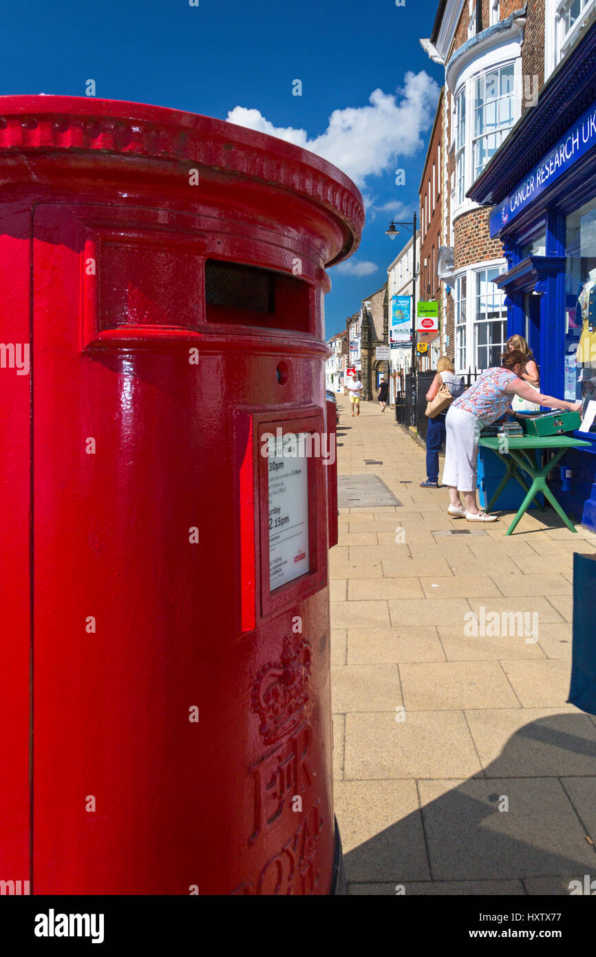 Red letter box su Stokesley Hight Street, North Yorkshire, Inghilterra, Regno Unito Foto Stock