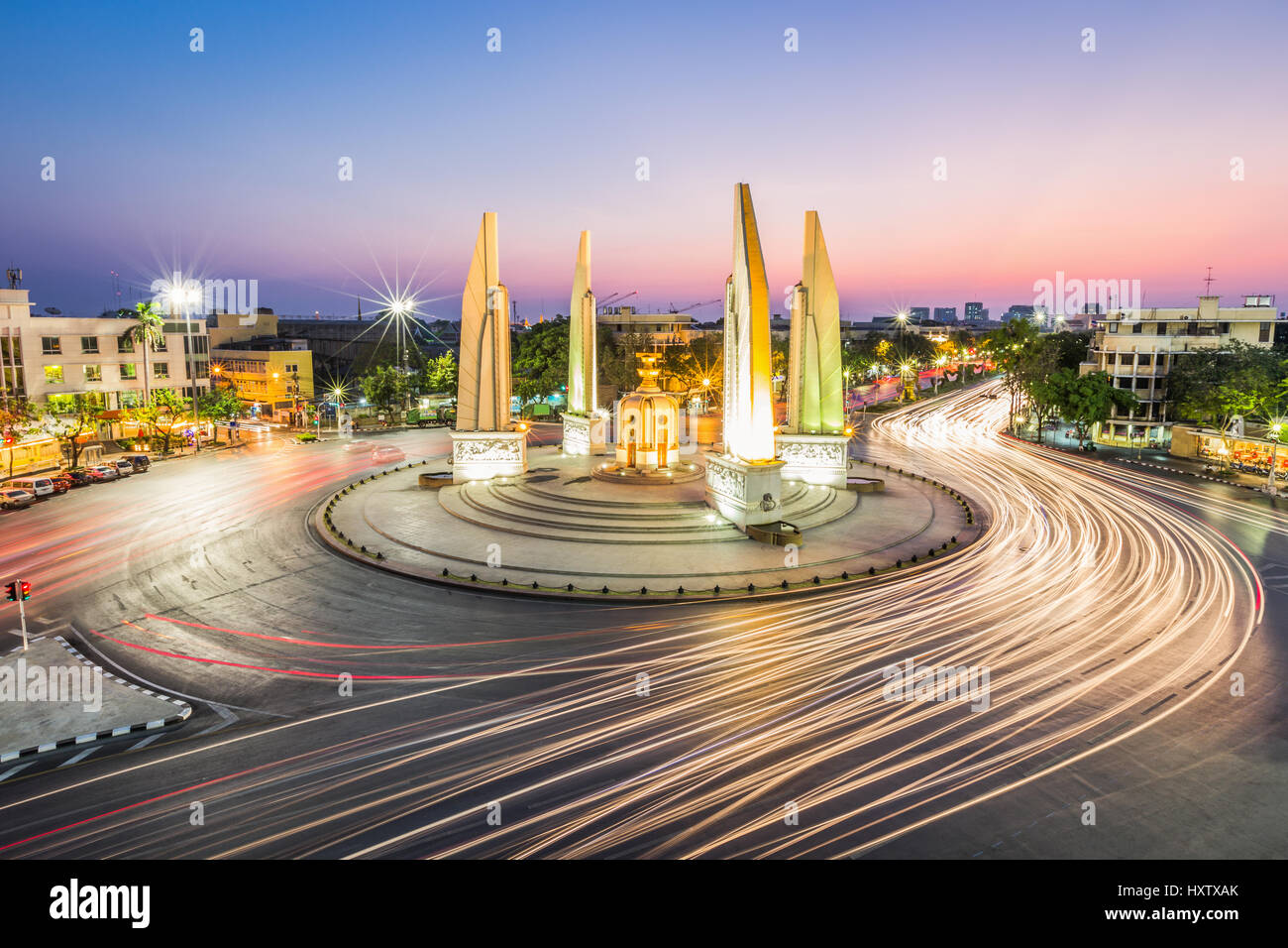 La democrazia è un monumento al crepuscolo volta a Bangkok, Tailandia Foto Stock