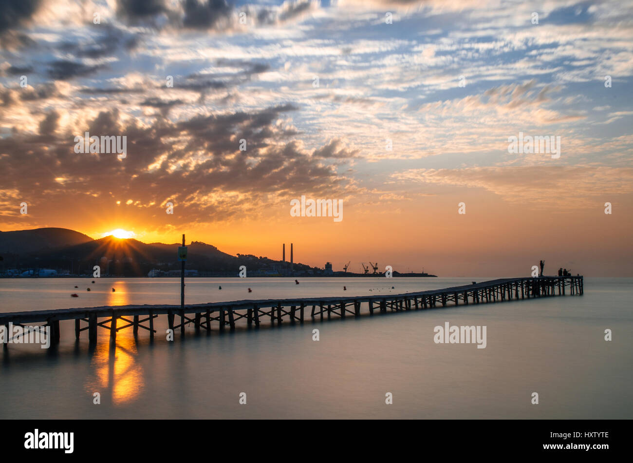 Majorca Puerto de Alcudia beach pier all'alba nella baia di Alcudia maiorca isole baleari Spagna Foto Stock