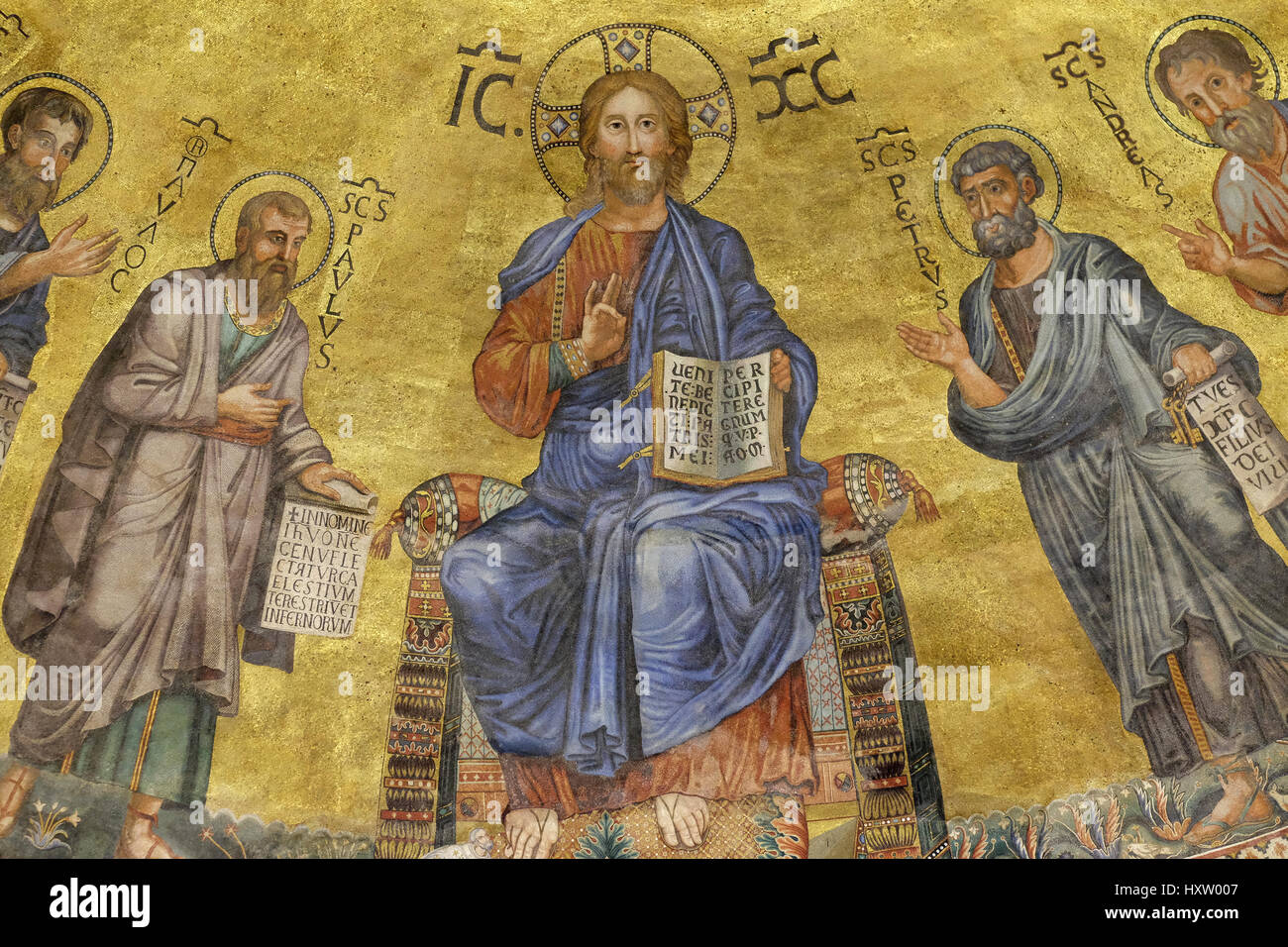 L'icona sulla cupola con l immagine di Gesù Cristo e gli Apostoli su fondo oro nella basilica di San Paolo fuori le pareti a Roma Foto Stock