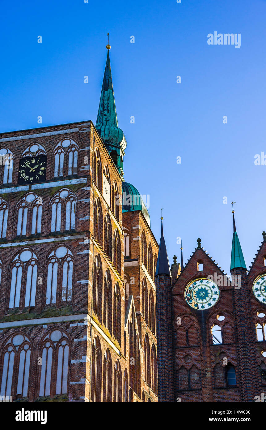 Il vecchio municipio e la chiesa di San Nicola di Città Anseatica di Stralsund, Mecklenburg-Pomerania, Germania. Foto Stock