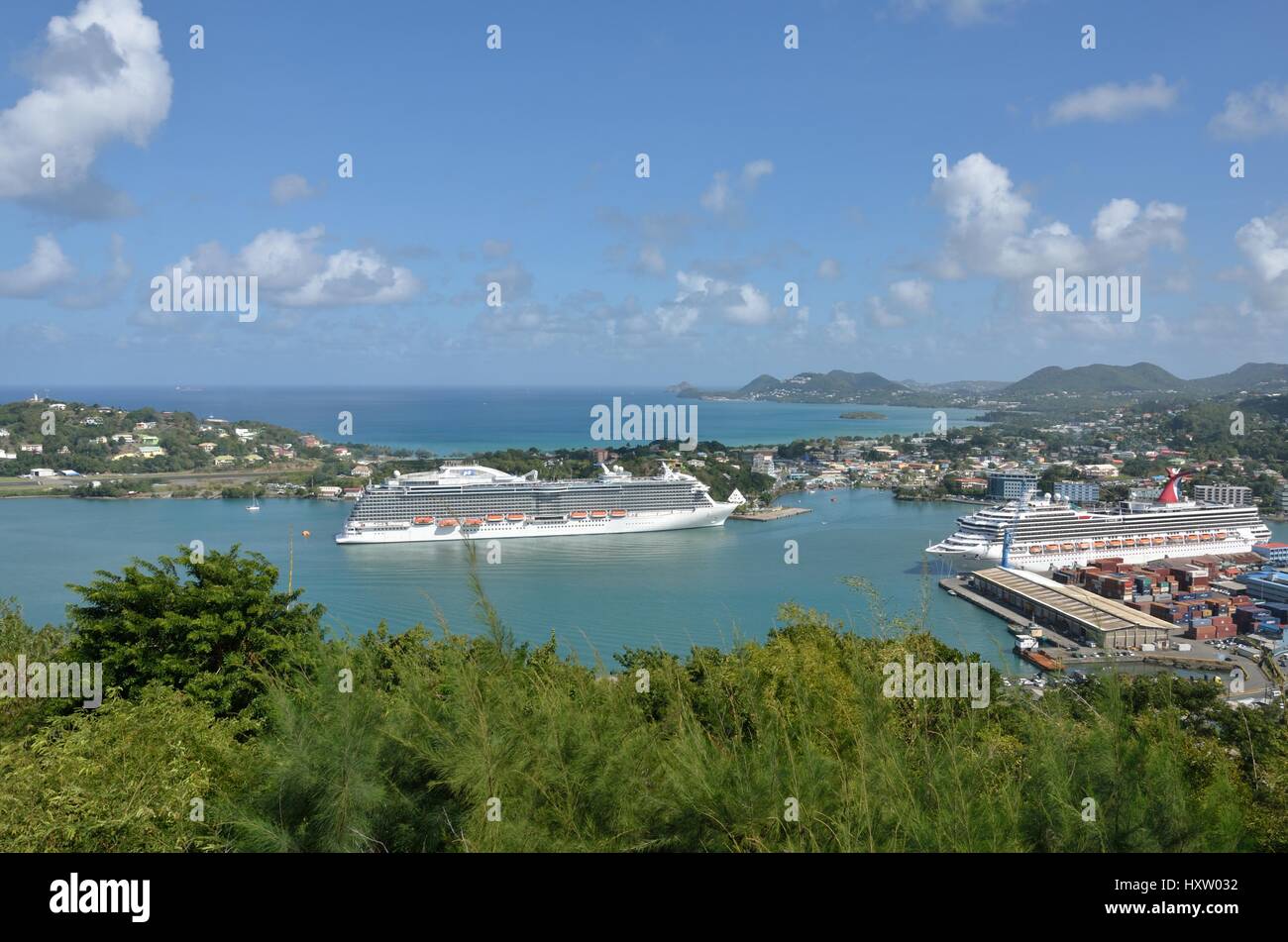 CASTRIES ST LUCIA CARAIBI 19 Gennaio 2015: grande nave da crociera che entrano in porto di Castries St Lucia Foto Stock