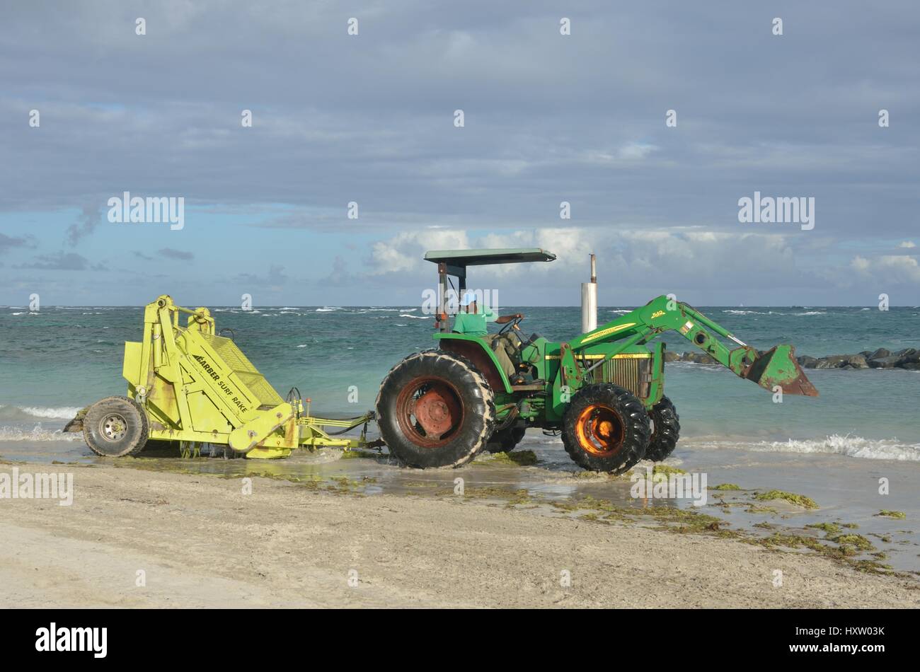 ST LUCIA CARAIBI 17 Gennaio 2015: Surf rastrello sul trattore dal mare Foto Stock