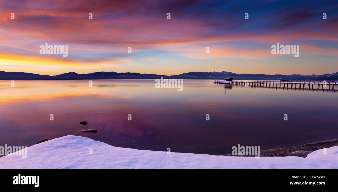 La mattina presto inverno sunrise a Commons Beach in Tahoe City, California, Lake Tahoe. Foto Stock