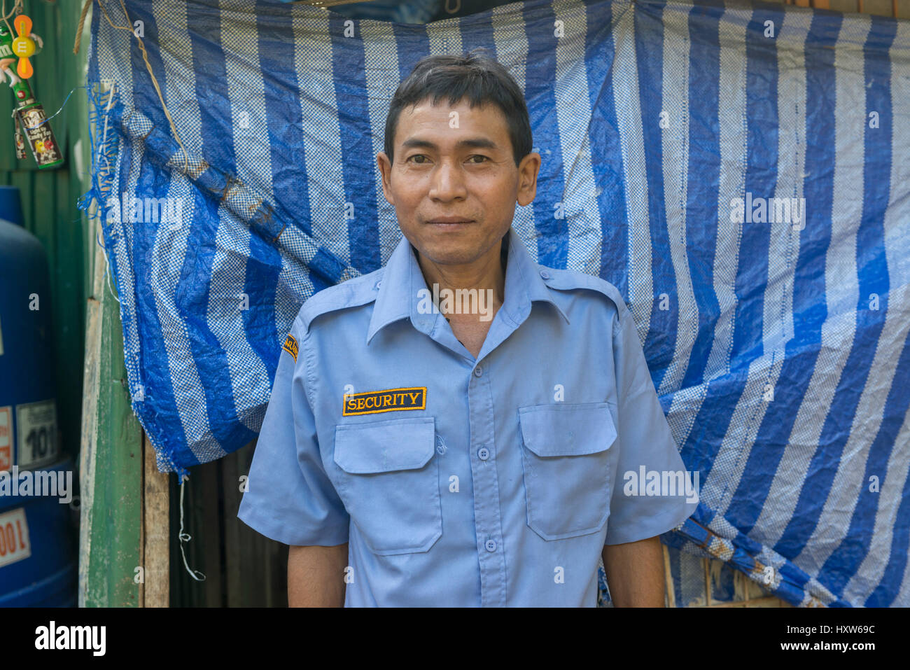 Un povero uomo tailandese pone a casa a Phuket, Tailandia. 9 è una guardia di sicurezza per una proprietà di lusso. 09-Mar-2017 Foto Stock