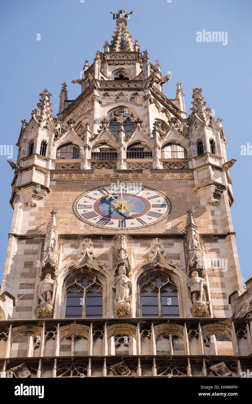 Dettaglio della torre del Municipio Nuovo - Neues Rathaus. Marienplatz, Monaco di Baviera, Germania. Foto Stock