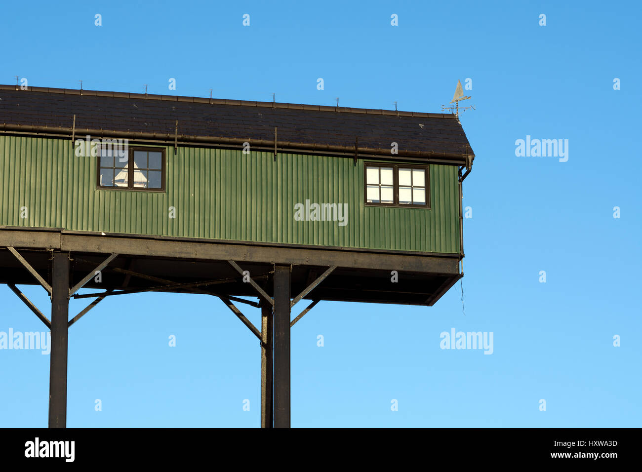 Gantry a sbalzo del granaio, Pozzi-next-il-Mare, Norfolk, Inghilterra, Regno Unito Foto Stock
