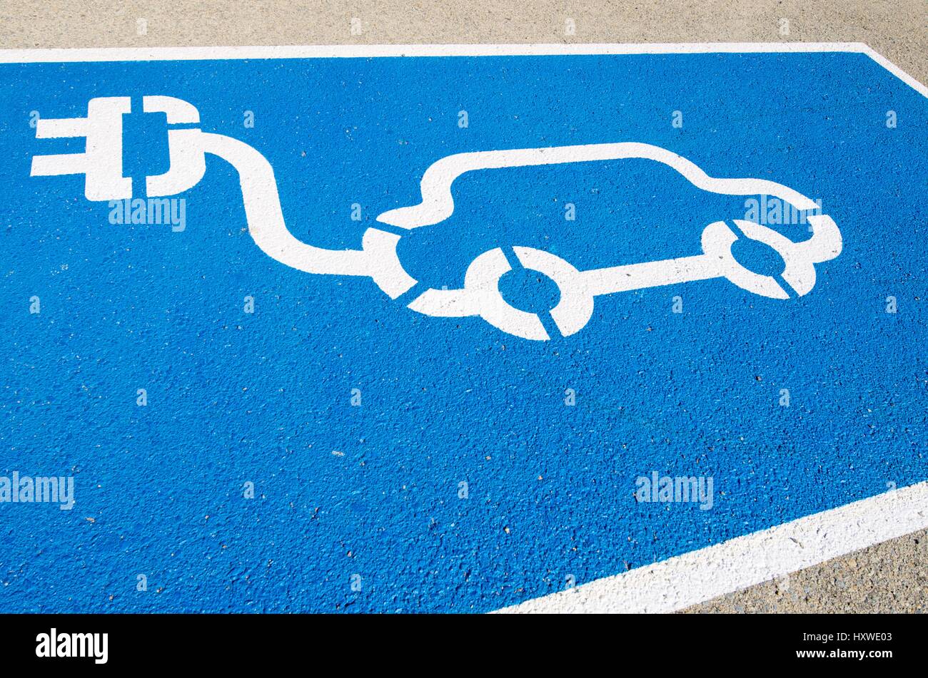 Area per caricare le batterie delle automobili elettriche. Foto Stock