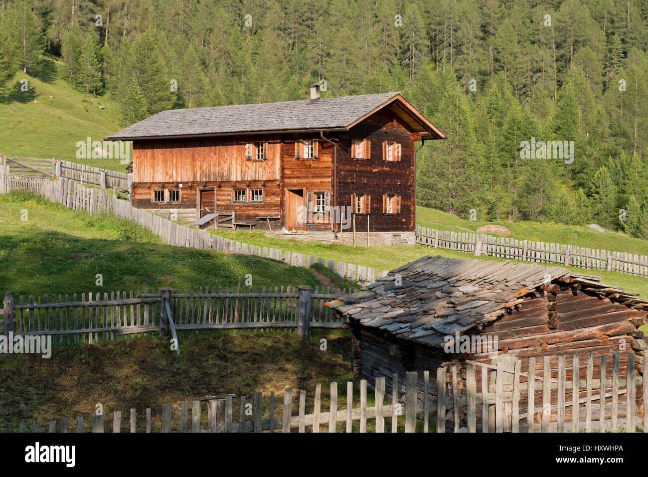 Alte Almhütten auf der Apriacher Alm, Heiligenblut, Kärnten, Österreich Foto Stock