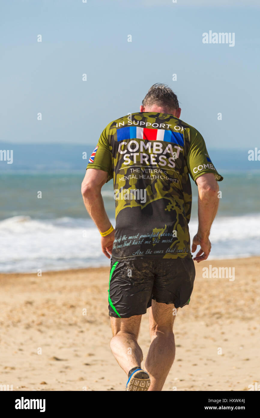 Uomo di prendere parte nella tempesta di sabbia sfida a sostegno di combattere lo stress dei veterani della salute mentale della carità a Bournemouth in Marzo Foto Stock