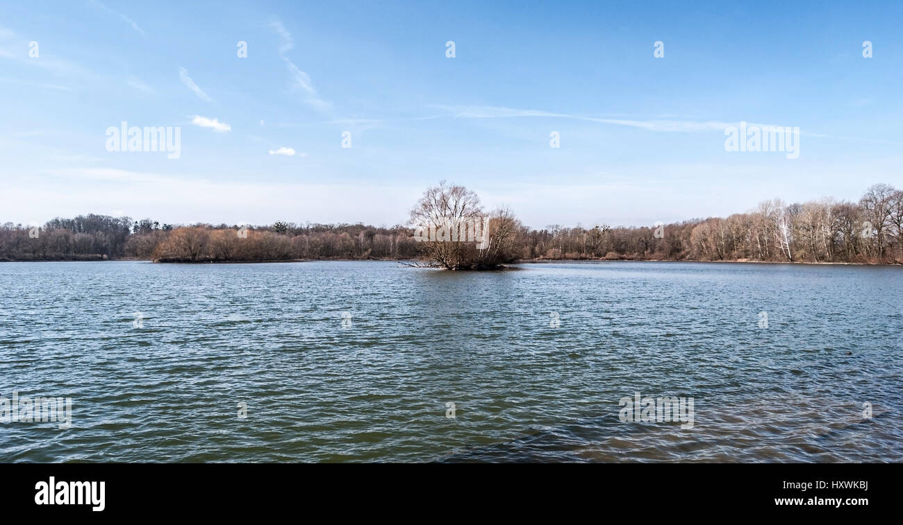 Kotvice stagno in chko poodri vicino studenka nella Repubblica ceca durante la giornata di primavera con il blu del cielo Foto Stock