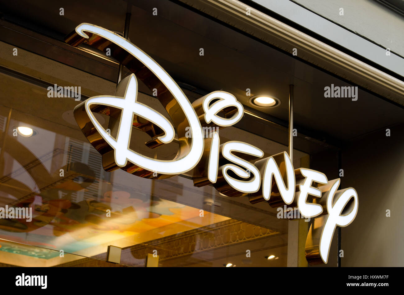 Il segno per un Disney store a Firenze Foto stock - Alamy