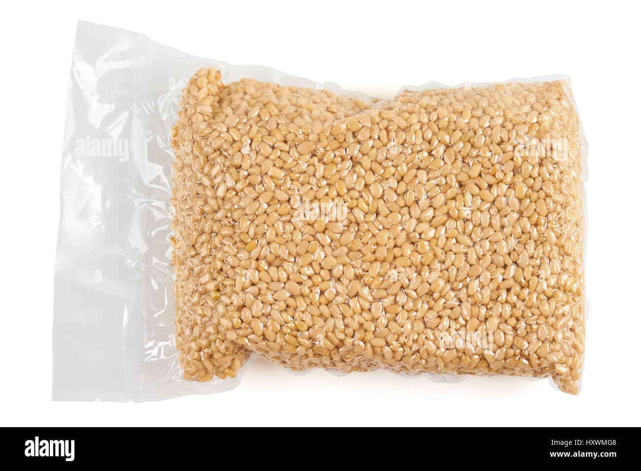 I pinoli in trasparente confezione sotto vuoto su bianco Foto Stock