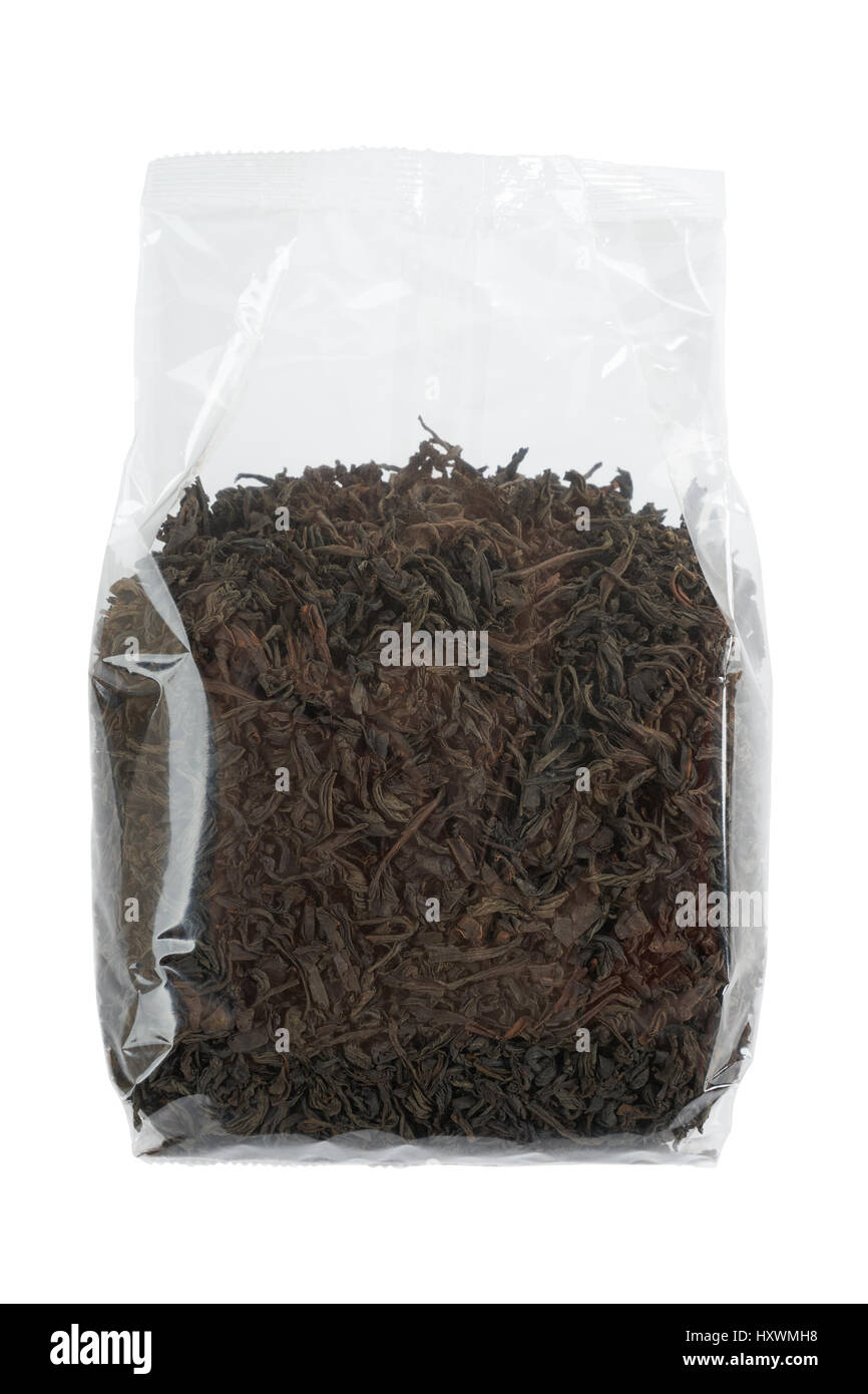 Confezionato grandi foglie di tè nero isolato su sfondo bianco Foto Stock