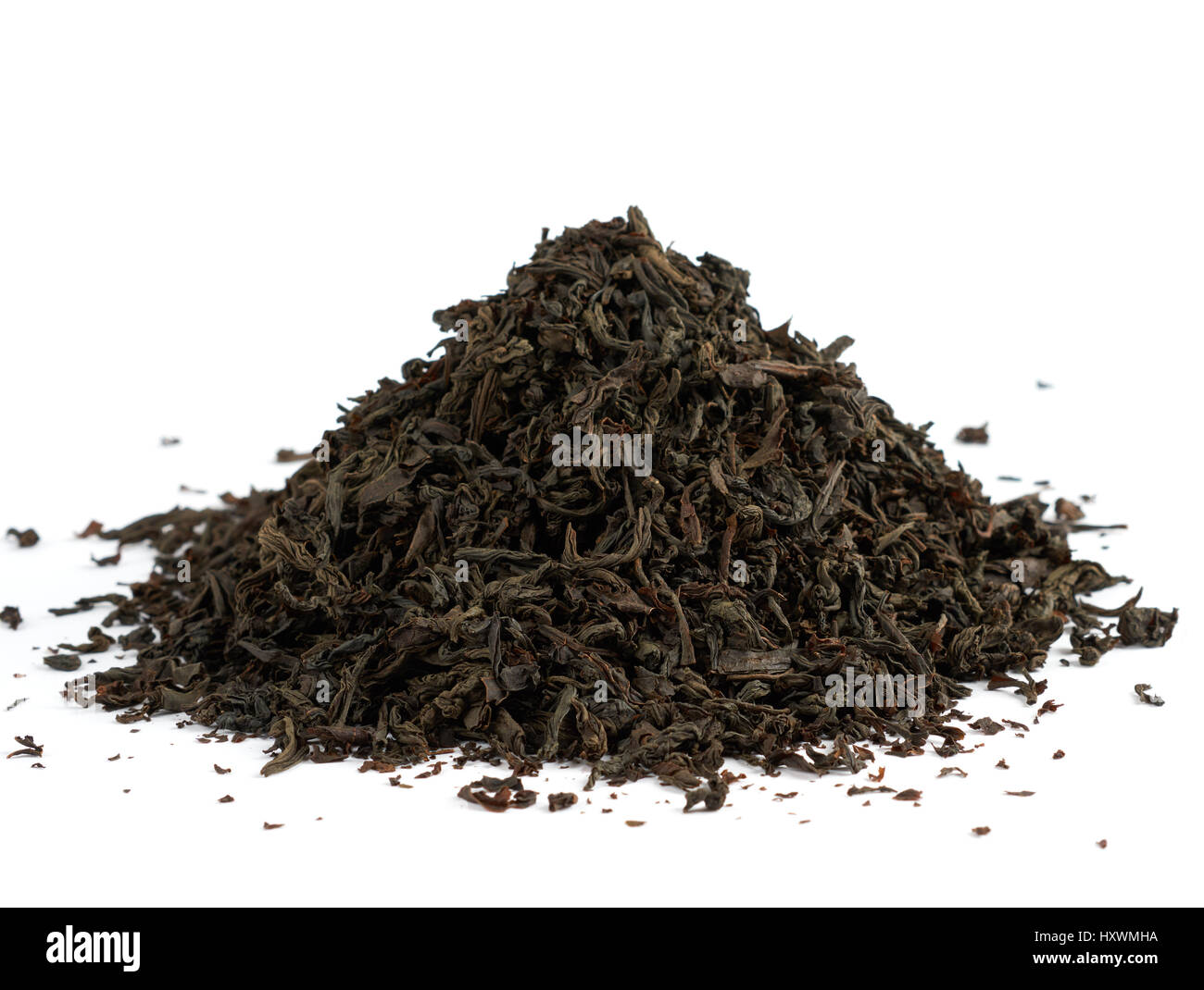 Cumulo di grandi foglie di tè nero isolato su sfondo bianco Foto Stock