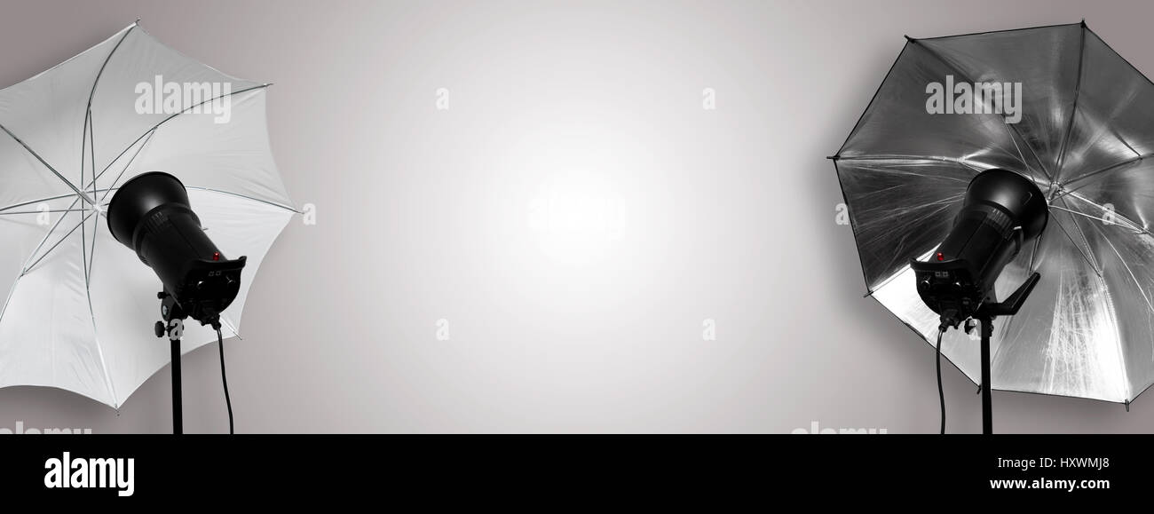 Studio fotografico flash stroboscopica con ombrelloni. spazio copia Foto Stock