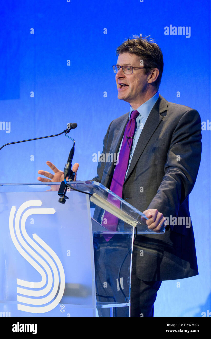 Greg Clark, Segretario di Stato per il Business, l'energia e la strategia industriale presso la Society of Motor Manufacturers and Traders (SMMT) Connected evento presso il QEII Conference Center di Westminster, Londra. Foto Stock