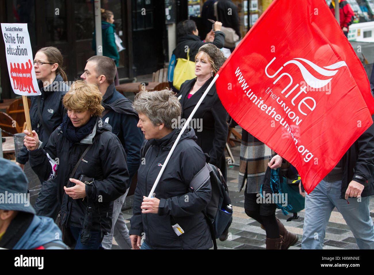 UNISON membri marzo a Brighton in segno di protesta contro il 1% di aumento della retribuzione offerto ai loro membri che lavorano nelle biblioteche e università. Foto Stock