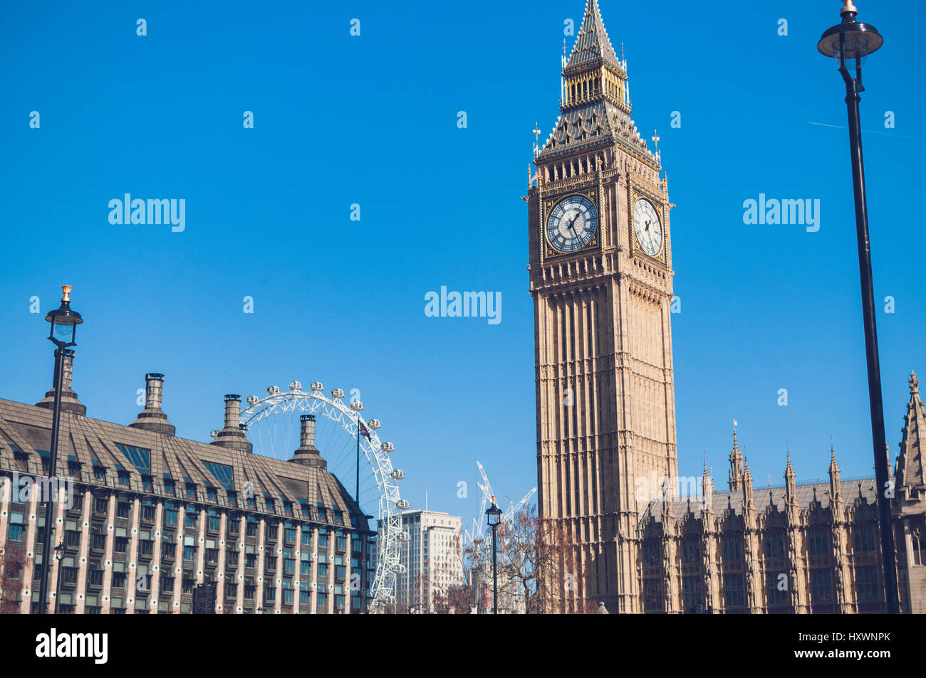 Street View di Big Ben, le Houses of Parliament e il London Eye su una bella e soleggiata blue skies giorno. Londra, 2017. Foto Stock