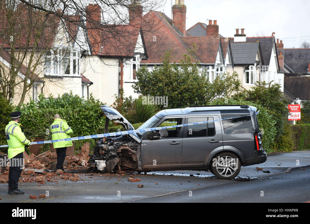 Ispezionare la polizia di un Land Rover rubato dalla scena vicino a dove un 13-anno-vecchio ragazzo e sua madre è morta dopo essere stata accoltellata in casa loro a Greyhound Lane, Stourbridge. Foto Stock