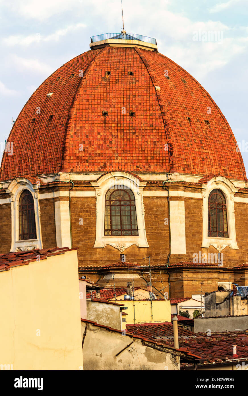 Basilica di San Lorenzo (la chiesa parrocchiale di Medici) è una delle più grandi chiese in città e si trova nel centro del quartiere del mercato Foto Stock