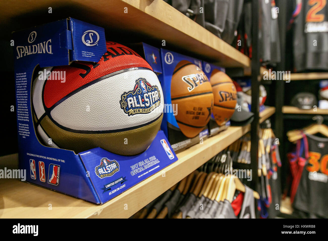 2017 tutte le Star Game limited edition basket per la vendita su un ripiano in NBA store in Manhattan. Foto Stock