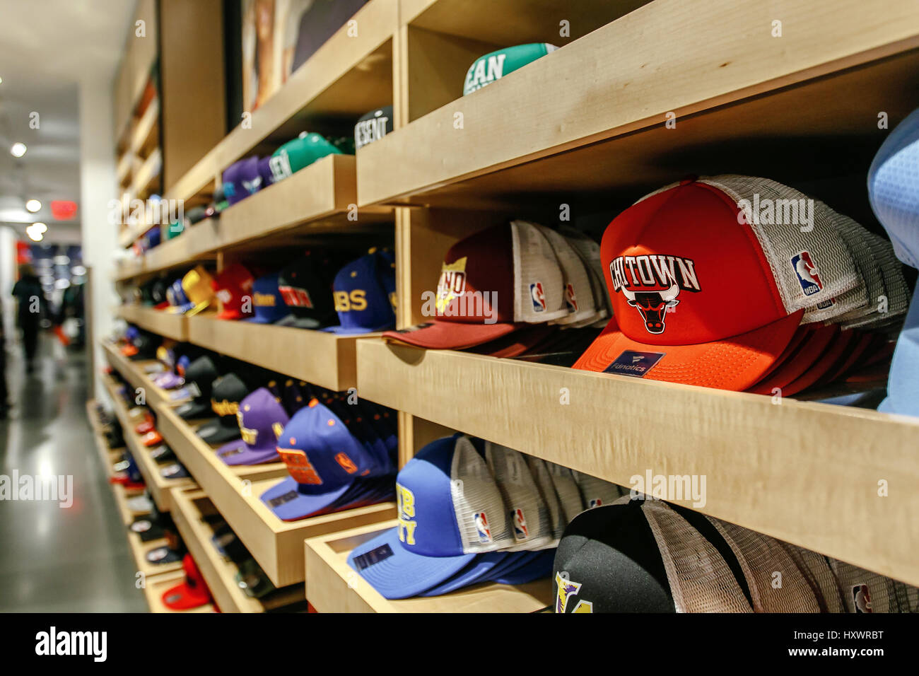La varietà delle squadre NBA cappelli in vendita Foto stock - Alamy