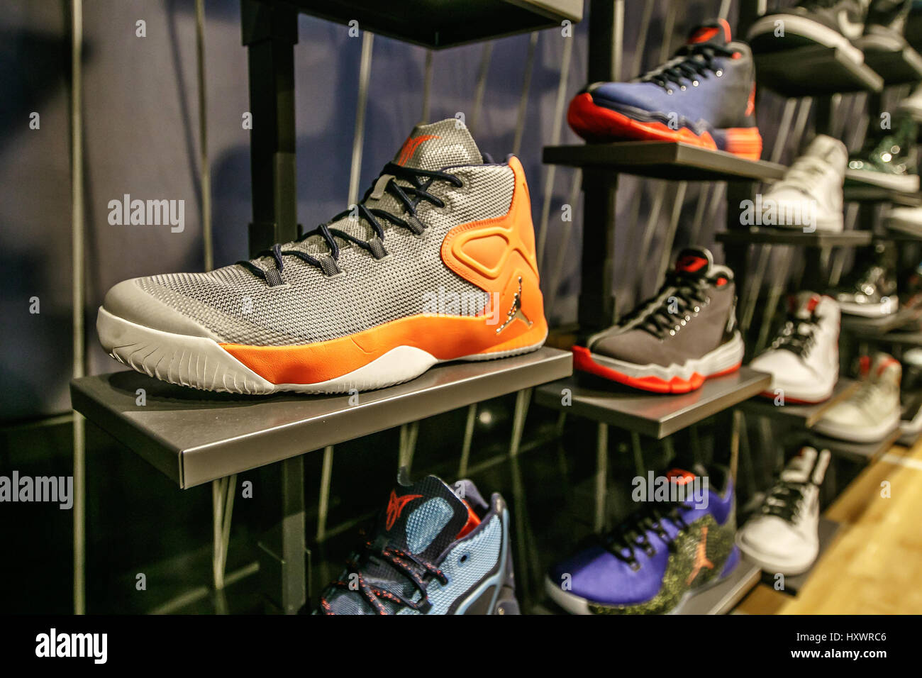 Un assortimento di Air Jordan scarpe da basket in vendita in NBA store in Manhattan. Foto Stock
