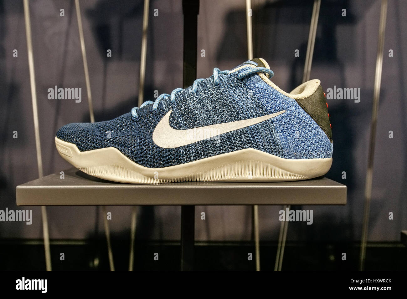 Un Nike sneaker in vendita in NBA store in Manhattan. Foto Stock