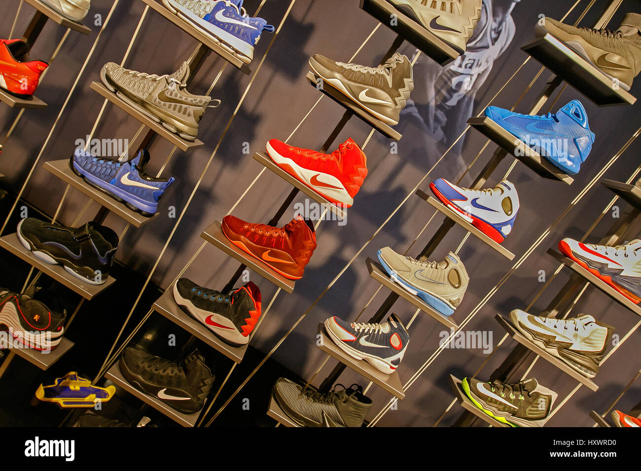 Un assortimento di scarpe da basket Nike in vendita nel negozio di NBA in  Manhattan Foto stock - Alamy