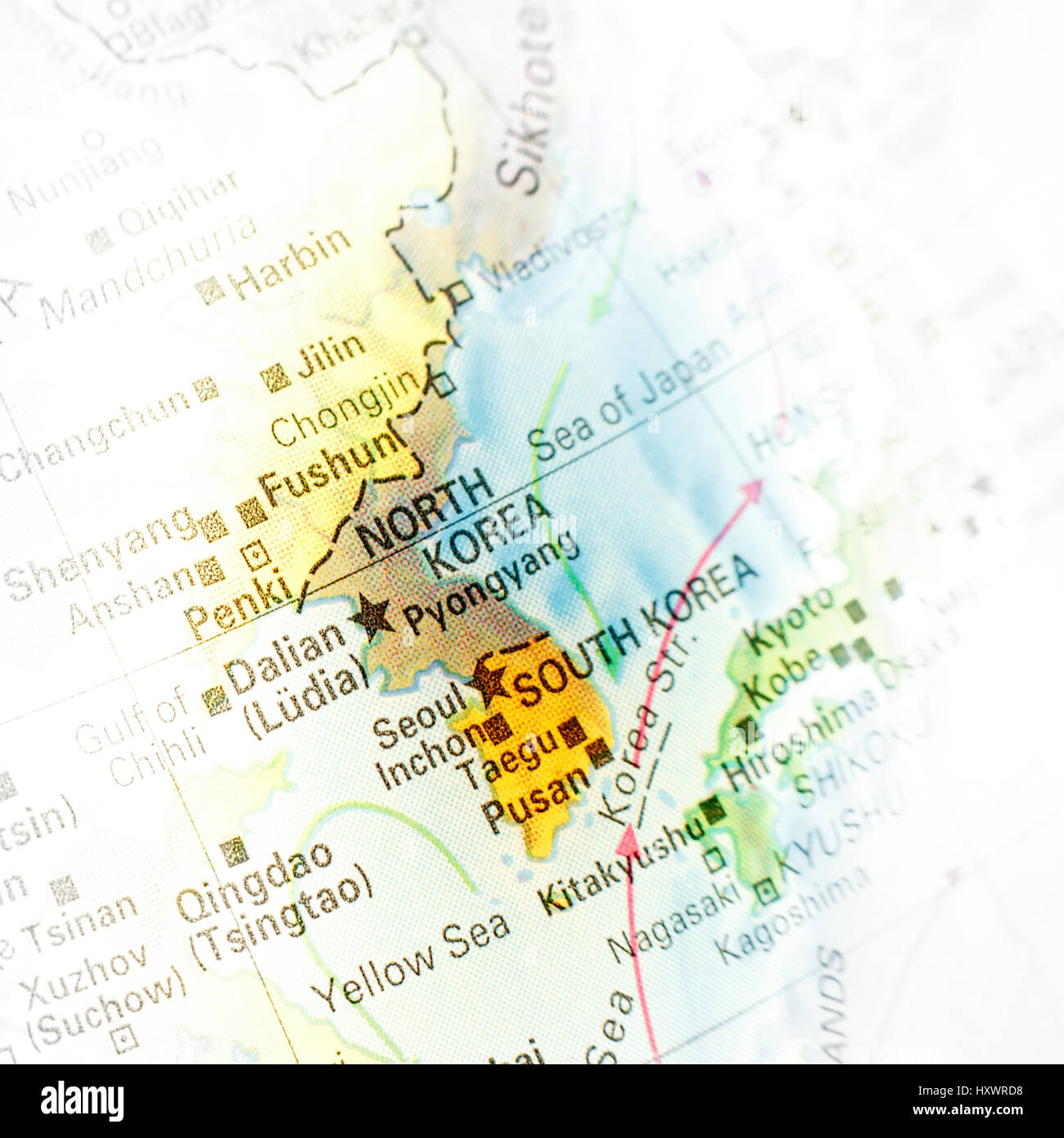 Mappa di Corea del Nord e Corea del Sud. close-up macro immagine. Messa a fuoco selettiva con vignette Foto Stock