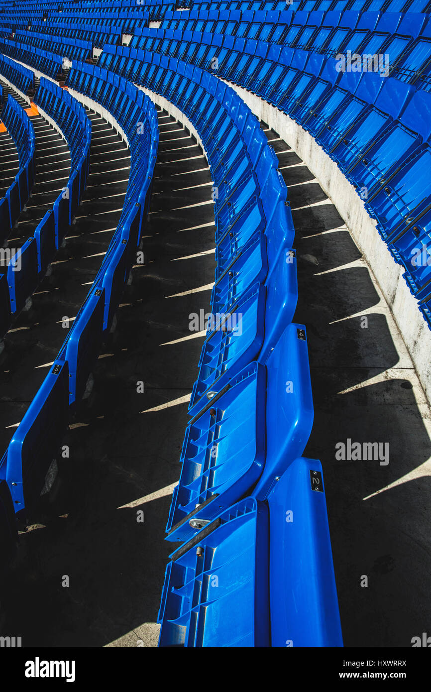 Sedili blu nell'Estadio allo stadio Santiago Bernabeu di Madrid in Spagna. Questo tutti i posti allo stadio di calcio è di proprietà di Real Madrid C.F. e ha una capacità Foto Stock