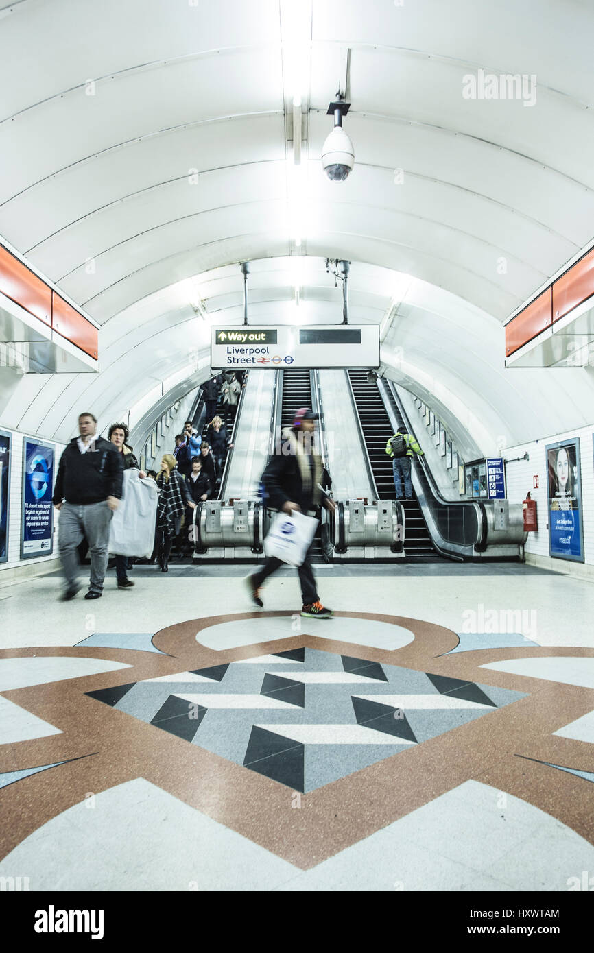 Passeggeri all'interno della metropolitana di Londra, Regno Unito. Foto Stock