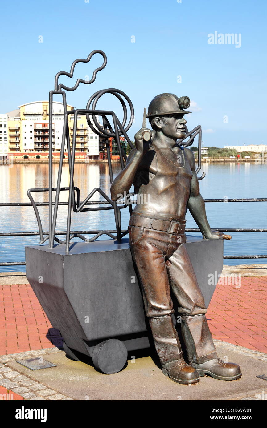 Cardiff Wales, Regno Unito, 14 Settembre 2016 : Dal Pit alla porta scultura di Giovanni Clinch e inaugurato nel 2005, che si affaccia sul bacino Roath Foto Stock